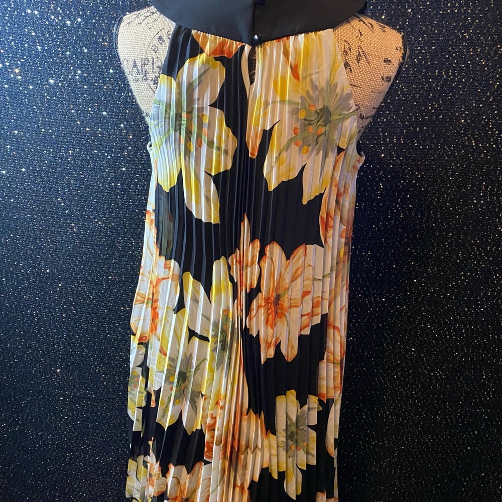 šFLORAL PLEATED HALTER MIDI SHIFT DRESSš - Picture 4 of 11